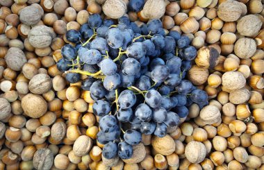 Olgun kırmızı üzüm fındık arka plan üstten görünüm üzerinde görüntü