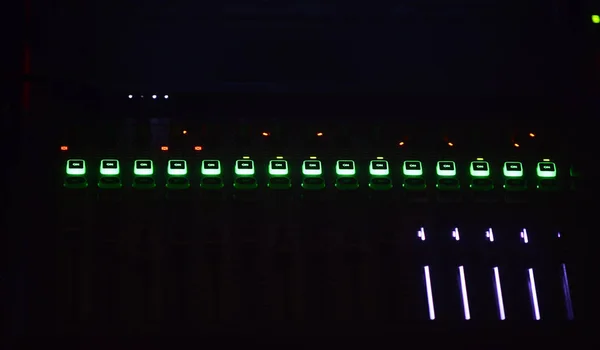 Botones Verdes Del Mezclador Audio Sobre Fondo Negro Imagen — Foto de Stock