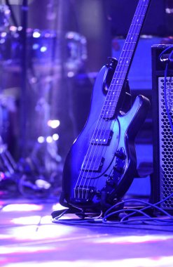 elektrik bas gitar rock konserinde bir stand üzerine resim