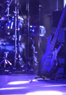 elektrik bas gitar rock konserinde bir stand üzerine resim