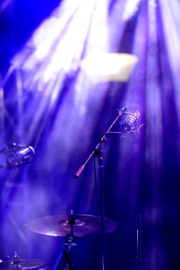 bir rock konseri, mavi ışık gösterisi görüntü üzerinde mikrofon