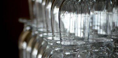 boş içme bir restoranda gözlük