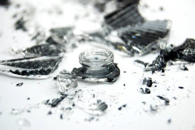 Beyaz arka plan, sığ dof, görüntü kırık parfüm şişesi