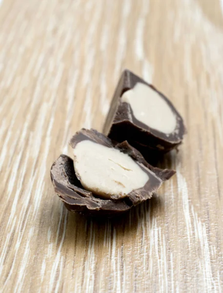 Chocolate doce, bonbom em um fundo de madeira — Fotografia de Stock