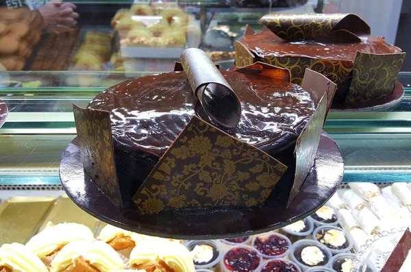 Delicioso pastel de chocolate casero en una ventana de visualización  , — Foto de Stock