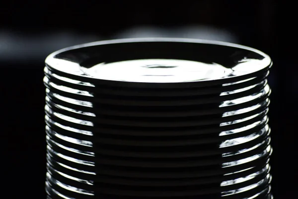 Empty plates in a restaurant — Stock Photo, Image