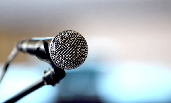 Klassisches dynamisches Mikrofon auf unscharfem Hintergrund — Stockfoto