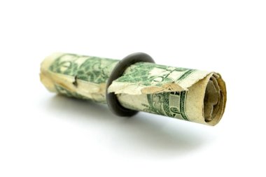Yaşlı adam bir dolarlık banknotu bozdu.