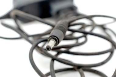 Eski cep telefonu şarj cihazı beyaz arka plan üzerinde görüntü