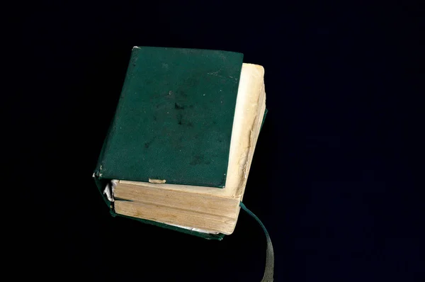 Vieux livre vert sur fond noir, isolé , — Photo