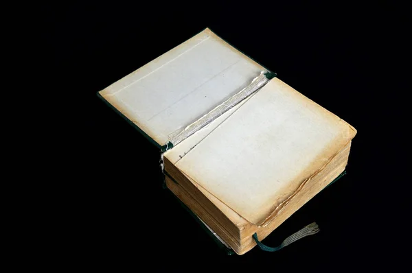 Viejo libro sobre un fondo negro, aislado , — Foto de Stock