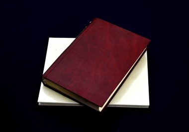 izole siyah bir zemin üzerine iki kitap