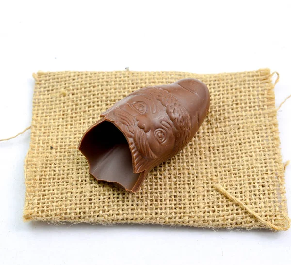 小さなジュートバッグの上にチョコレートサンタクロースの頭 — ストック写真