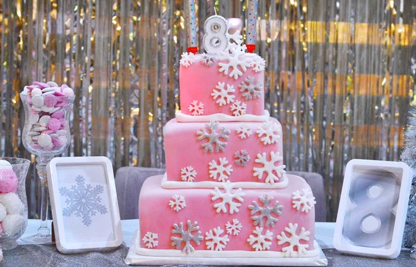 Bolo de aniversário rosa para uma menina — Fotografia de Stock