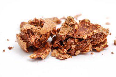 kıyılmış çikolata topu beyaz zemin üzerine fındık ile görüntü