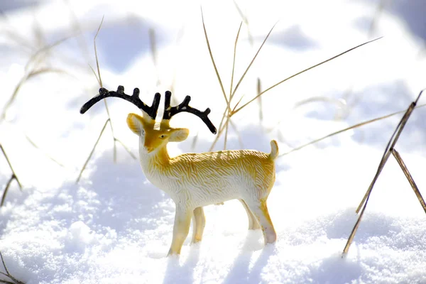 冬天主题 图片的鹿雕像玩具 — 图库照片