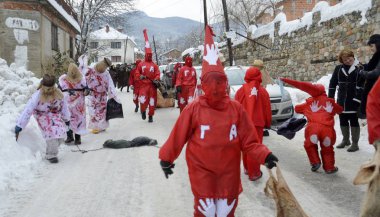 Vevcani, Makedonya - 13 Ocak, 2019: genel atomosphere ile resim güneybatı Makedonya, yıllık bir Vevcani karnavalında Katılımcılar giyinmiş