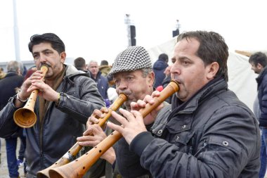 Ohrid, Makedonya - 19 Ocak 2019: Ohri, Makedonya, görüntüdeki Epiphany günü kutlama sırasında zurna saz müzisyenler