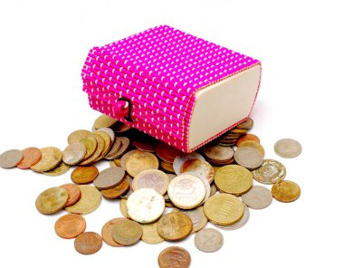 pembe ahşap hediye kutusu ve beyaz, görüntü üzerinde eski ane yeni paralar