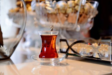 geleneksel Türk çayı çim tatlılar bir masada