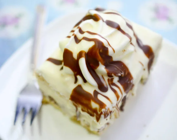 Γλυκιά Λευκή Κέικ Σοκολάτας Ένα Πιάτο Εικόνα — Φωτογραφία Αρχείου