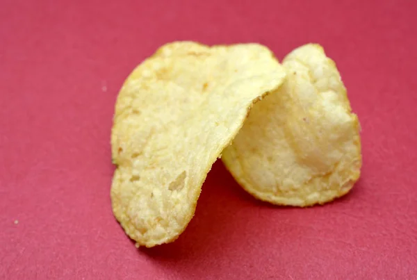 Burgonya Chips Piros Háttér Kép — Stock Fotó