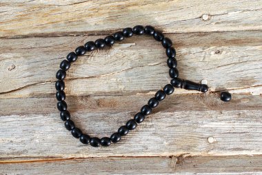 Eski bir ahşap plaka üzerinde tespih görüntü