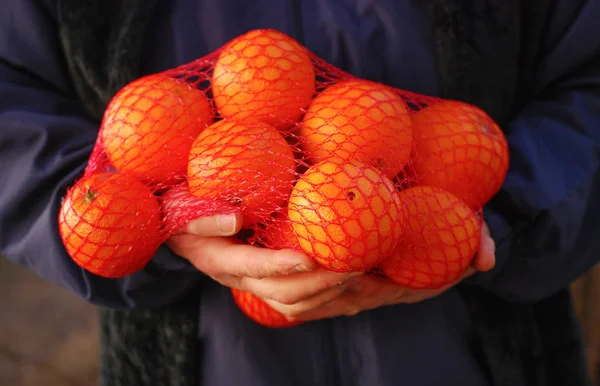 Руки держат свежие фрукты — стоковое фото