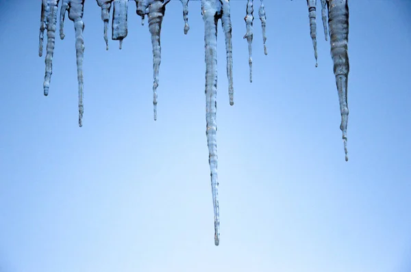 Szép fényes átlátszó jégcsapok lógnak egy tiszta nap — Stock Fotó
