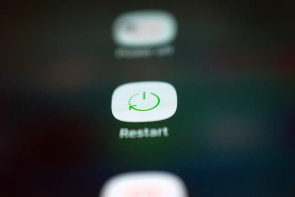 Restart message on a smartphone screen — Stock Photo, Image
