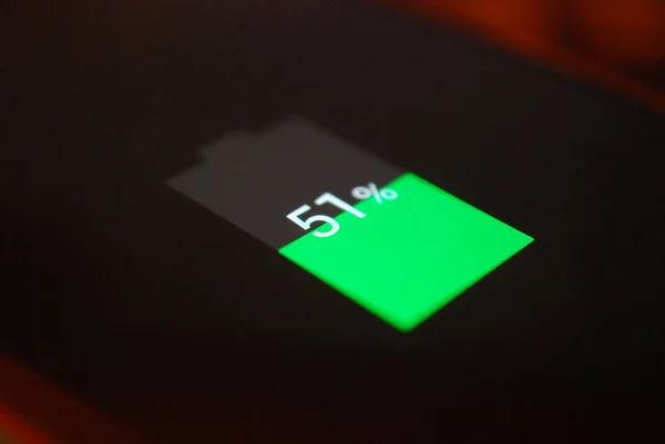 Livello indicatore della batteria su uno schermo dello smartphone dof poco profondo — Foto Stock