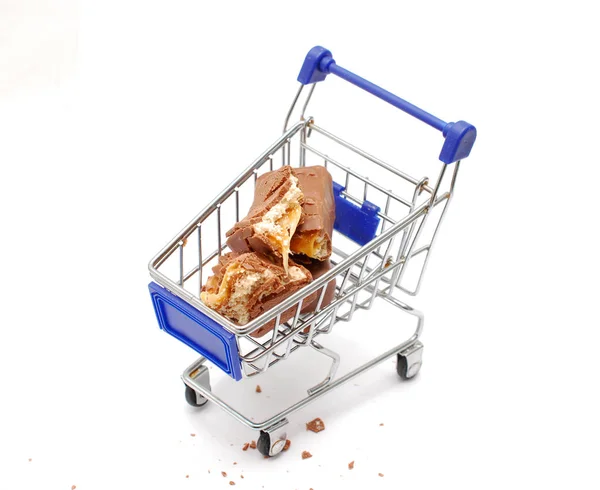 Bitar av choklad och nötter energi bar i en liten kundvagn — Stockfoto