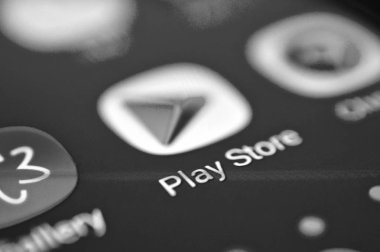 Resne, Makedonya. 25 Mart 2019-oynamak mağaza bir smartphone ekran simgesine, tek renkli fotoğrafı, sığ dof kapatın