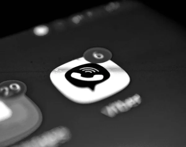 RESEN, MACEDONIA. MARZO 25, 2019-icona Viber su uno schermo dello smartphone, foto monocromatica da vicino, dof superficiale — Foto Stock