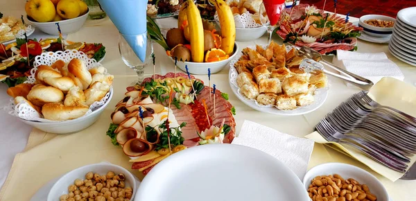 Шведский стол или праздничная еда, закуски — стоковое фото