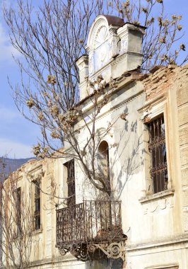 bir eski terk edilmiş ruinied buliding balkon