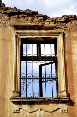 Windows, bir eski terk edilmiş ruinied buliding,