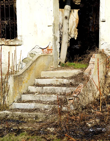 Лестница старого заброшенного разрушенного здания — стоковое фото