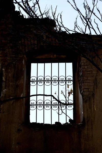 Окна старого заброшенного разрушенного дома , — стоковое фото