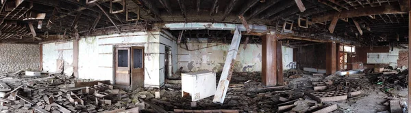 Staré opuštěné ruiny hotel v Makedonii — Stock fotografie