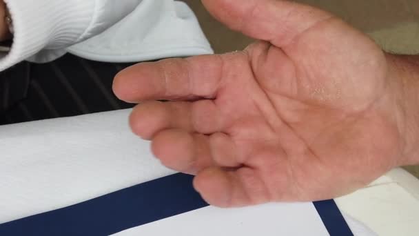 Diabetes Lancet Hand Prik Vinger Maken Puncties Verkrijgen Kleine Bloedmonsters — Stockvideo