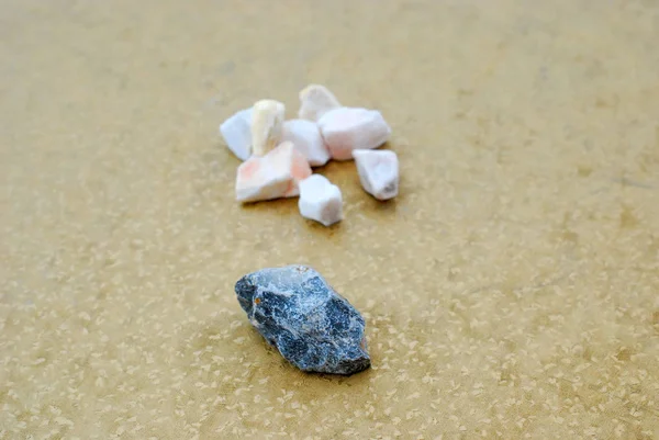 Piedra de roca, grava del camino. , Piedras trituradas en el estudio — Foto de Stock