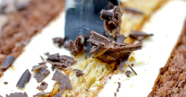 Textura de um bolo de chocolate, garfo e esmigalhas fecham a imagem — Fotografia de Stock