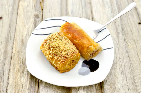 Orientalisches türkisches Essen, süße Baklava und Rollgebäck — Stockfoto