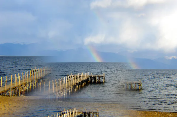 Arco iris sobre prespa lago en macedonia , — Foto de Stock