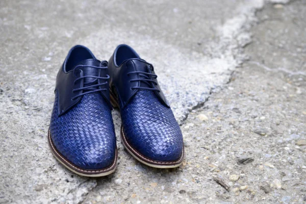 Чоловічі модні туфлі сині, повсякденний дизайн на траві — стокове фото