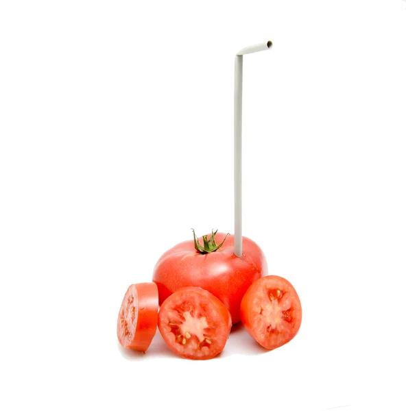 신선한 토마토와 흰색 배경에 빨대를 마시는 — 스톡 사진