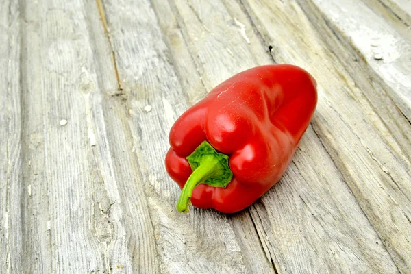 Pimenta vermelha, páprica isolada sobre fundo de madeira — Fotografia de Stock