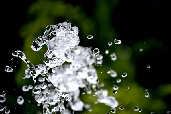 水滴飞溅,水飞在空中悬浮 — 图库照片