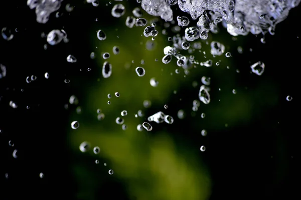 Krople wody, leje wodne w powietrzu — Zdjęcie stockowe